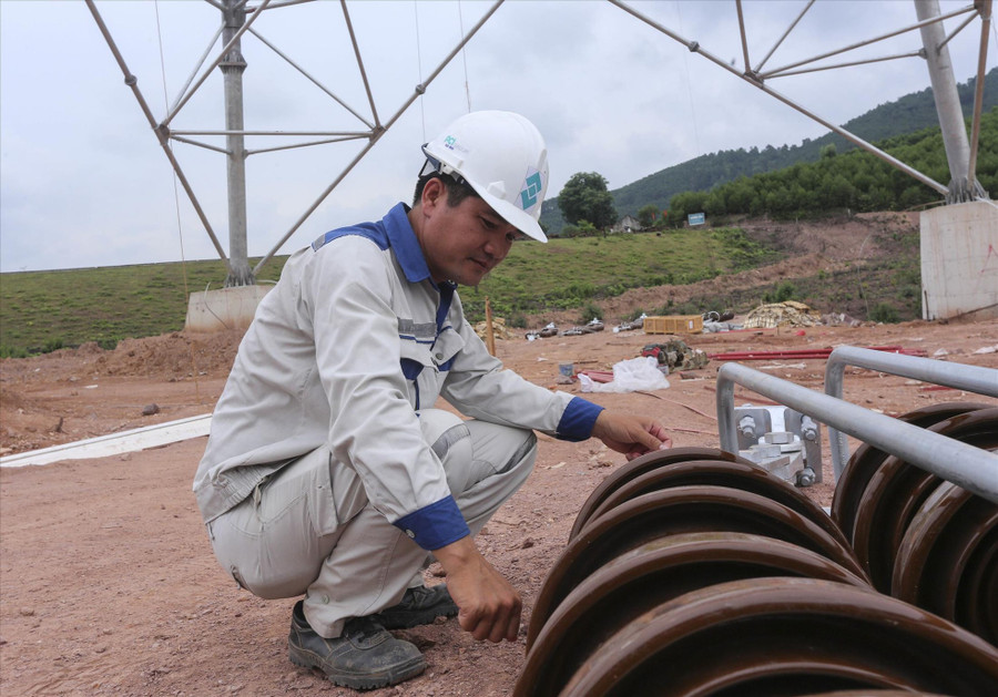 Anh Vũ Xuân Trường kiểm tra thiết bị dựng cột. Anh Vũ Xuân Trường kiểm tra thiết bị dựng cột.