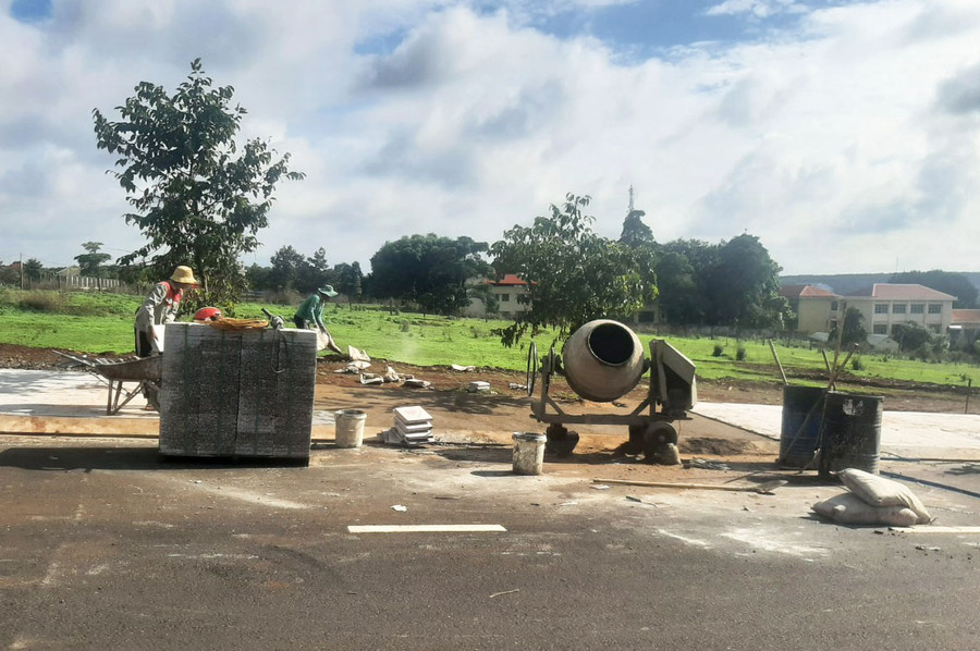 Các đơn vị thi công trường liên xã huyện Đức Cơ. Ảnh: L.N