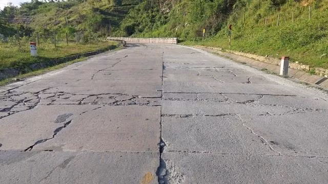Những vết nứt xuất hiện trên đèo Lò Xo