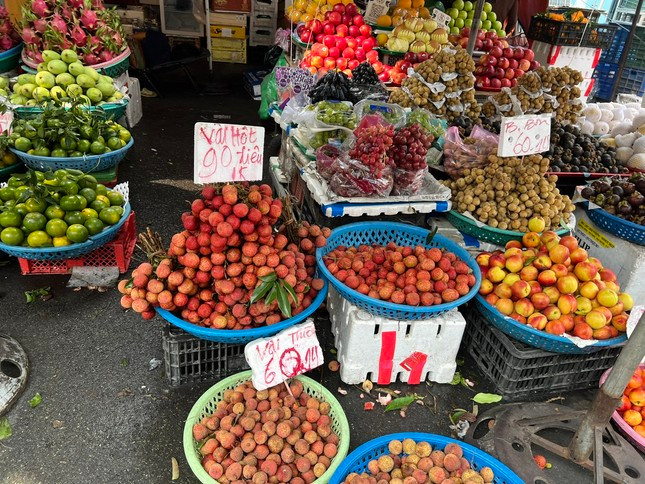 Vải thiều được bày bán tại nhiều chợ lẻ ở TPHCM với giá 90.000 đồng/kg nhưng đa số hàng không ngon, nhìn không bắt mắt.