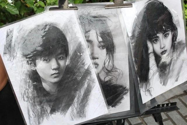 Anh Lộc trưng bày những bức vẽ ký họa của mình để khách hàng tiện tham khảo Anh Lộc trưng bày những bức vẽ ký họa của mình để khách hàng tiện tham khảo