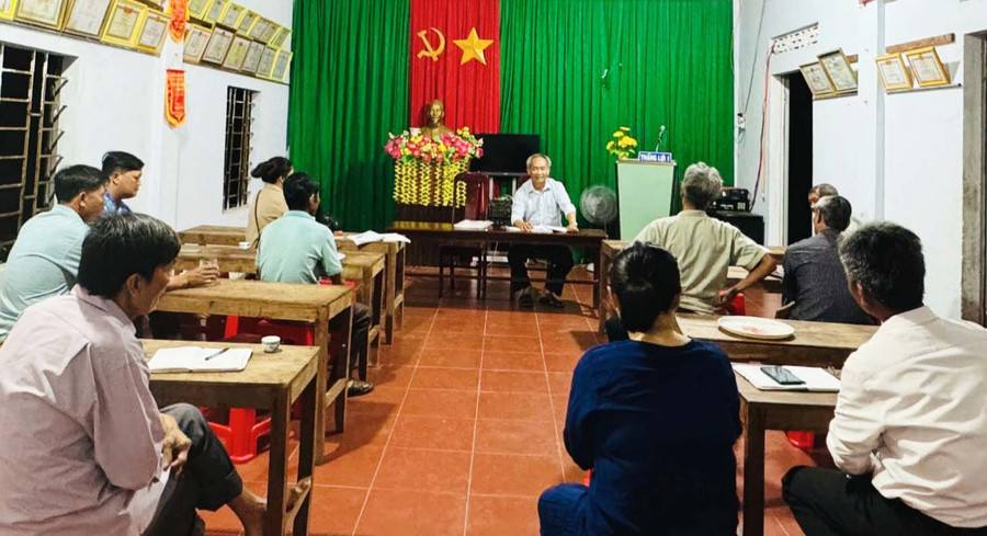 Chi bộ thôn Thắng Lợi 1 (xã Ia Sol) tổ chức sinh hoạt chuyên đề học và làm theo Bác về nâng cao vai trò của cấp ủy chi bộ trong tuyên truyền, vận động người dân chung tay làm đường giao thông nông thôn. Ảnh: M.H Chi bộ thôn Thắng Lợi 1 (xã Ia Sol) tổ chức sinh hoạt chuyên đề học và làm theo Bác về nâng cao vai trò của cấp ủy chi bộ trong tuyên truyền, vận động người dân chung tay làm đường giao thông nông thôn. Ảnh: M.H