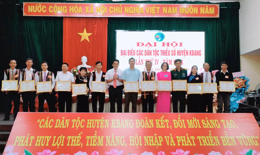 UBND huyện Kbang tặng giấy khen cho 20 tập thể và 30 cá nhân có thành tích xuất sắc trong phát triển vùng đồng bào DTTS trên địa bàn huyện giai đoạn 2019-2024. Ảnh: H.D