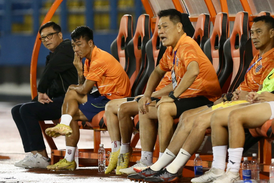 HLV Nguyễn Đức Cảnh (thứ 2 từ phải sang) sẽ tạm quyền thay HLV Lê Huỳnh Đức.