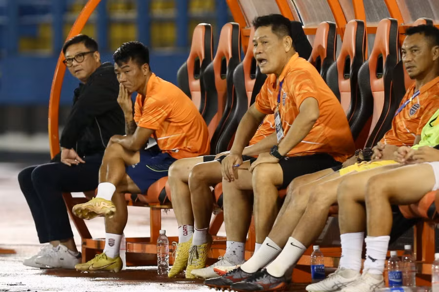 HLV Nguyễn Đức Cảnh (thứ 2 từ phải sang) sẽ tạm quyền thay HLV Lê Huỳnh Đức.