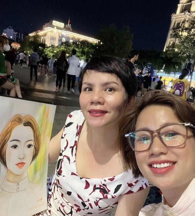 Chị Bích Ngọc chụp hình kỷ niệm với một vị khách của mình Chị Bích Ngọc chụp hình kỷ niệm với một vị khách của mình