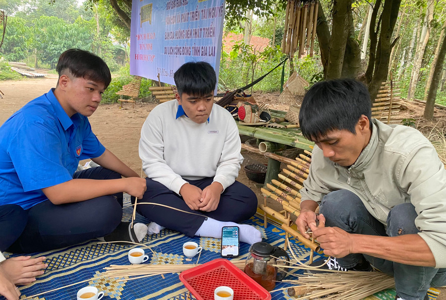 Nhóm tác giả cùng học cách đan lát thủ công tại xã Hà Ra (huyện Mang Yang). Ảnh: NVCC Nhóm tác giả cùng học cách đan lát thủ công tại xã Hà Ra (huyện Mang Yang). Ảnh: NVCC