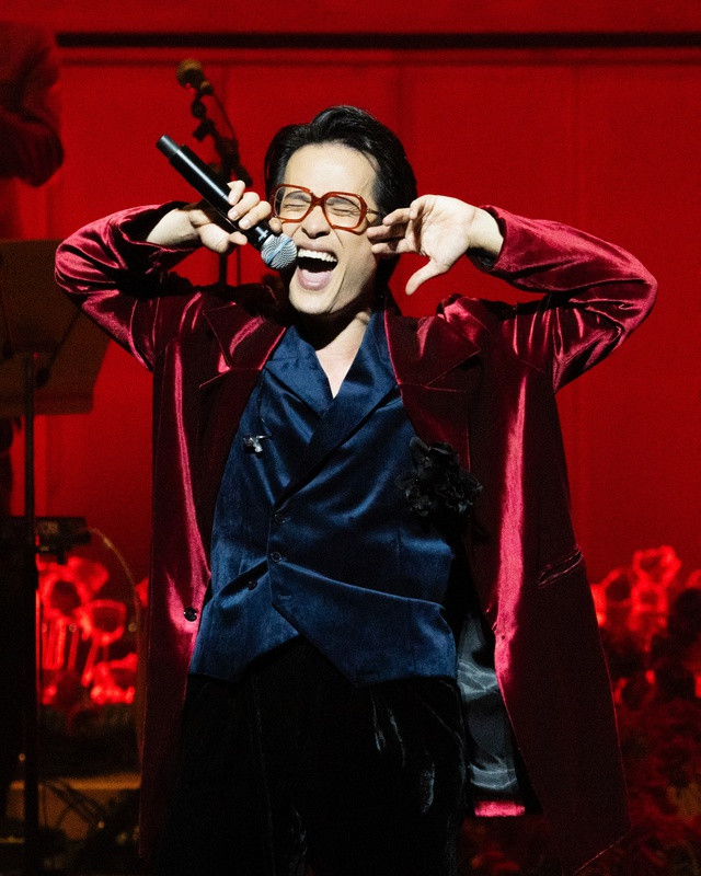 Ca sĩ Hà Anh Tuấn tại live concert Sketch a rose ở Singapore