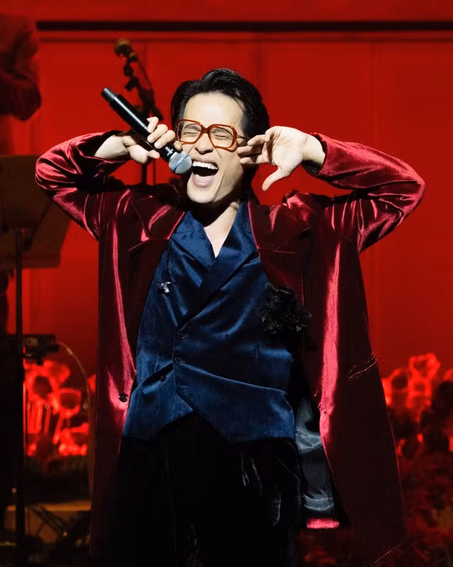 Ca sĩ Hà Anh Tuấn tại live concert Sketch a rose ở Singapore