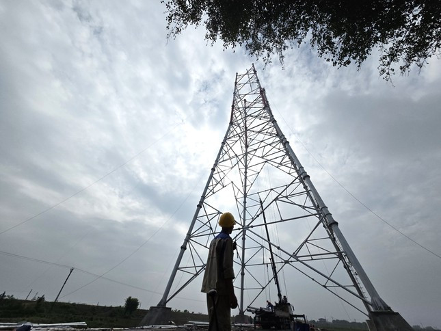 Các vị trí cột đang được thi công gấp rút Các vị trí cột đang được thi công gấp rút