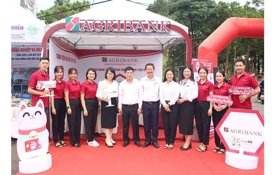 Thực hiện chương trình chuyển đổi số, tuổi trẻ Agribank Đông Gia Lai tích cực tham gia quảng bá, giới thiệu các dịch vụ ngân hàng hiện đại đến với khách hàng. Ảnh: S.C