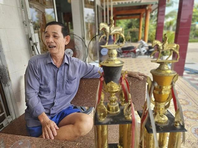 Từng là &quot;đối thủ nặng ký&quot; của các lò ngựa ở miền Nam, ông Võ Tấn Hồng (62 tuổi) bên một số chiếc cúp của mình