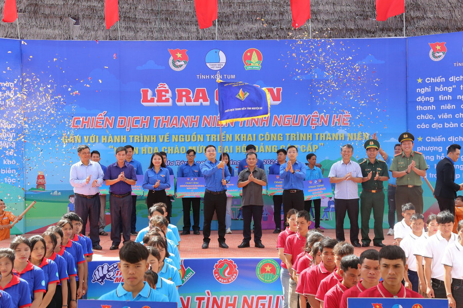 Các đại biểu thực hiện nghi thức ra quân Các đại biểu thực hiện nghi thức ra quân