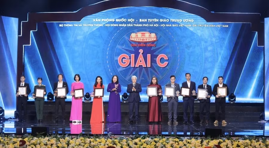 Ban tổ chức Giải Diên Hồng lần thứ hai trao giải C cho các tác giả, nhóm tác giả có tác phẩm đoạt giải. (Ảnh: Minh Quyết/TTXVN)