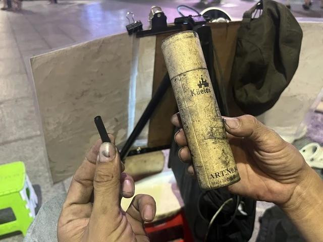 Dụng cụ anh Lộc dùng để vẽ ký họa, anh cho biết toàn bộ bút chì vẽ đều là hàng nhập khẩu nước ngoài Dụng cụ anh Lộc dùng để vẽ ký họa, anh cho biết toàn bộ bút chì vẽ đều là hàng nhập khẩu nước ngoài