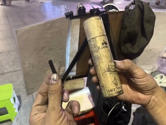 Dụng cụ anh Lộc dùng để vẽ ký họa, anh cho biết toàn bộ bút chì vẽ đều là hàng nhập khẩu nước ngoài Dụng cụ anh Lộc dùng để vẽ ký họa, anh cho biết toàn bộ bút chì vẽ đều là hàng nhập khẩu nước ngoài