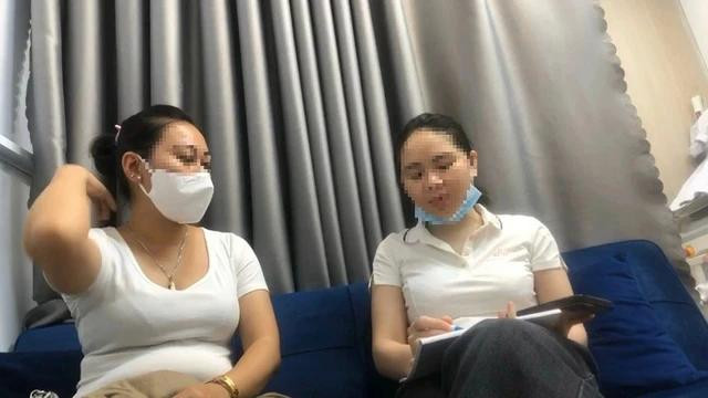 Quản lý Tiểu Vy (phải) tư vấn cho khách hàng