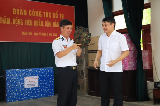 Chiếc mũ Chiến sỹ Điện Biên (biểu tượng “quyết chiến quyết thắng”) anh Bùi Xuân Dự, Vụ trưởng Vụ Thư ký - biên tập Văn phòng Chính phủ tặng cán bộ, chiến sỹ đảo Sinh Tồn. Chiếc mũ Chiến sỹ Điện Biên (biểu tượng “quyết chiến quyết thắng”) anh Bùi Xuân Dự, Vụ trưởng Vụ Thư ký - biên tập Văn phòng Chính phủ tặng cán bộ, chiến sỹ đảo Sinh Tồn.