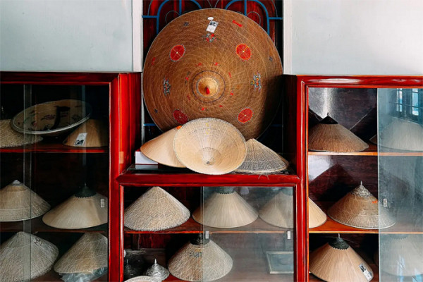 Nón ngựa Phú Gia giữ được vẻ đẹp truyền thống của chiếc nón lá Việt và gửi gắm trong đó những câu chuyện lịch sử. Nón ngựa Phú Gia giữ được vẻ đẹp truyền thống của chiếc nón lá Việt và gửi gắm trong đó những câu chuyện lịch sử.