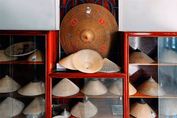 Nón ngựa Phú Gia giữ được vẻ đẹp truyền thống của chiếc nón lá Việt và gửi gắm trong đó những câu chuyện lịch sử.