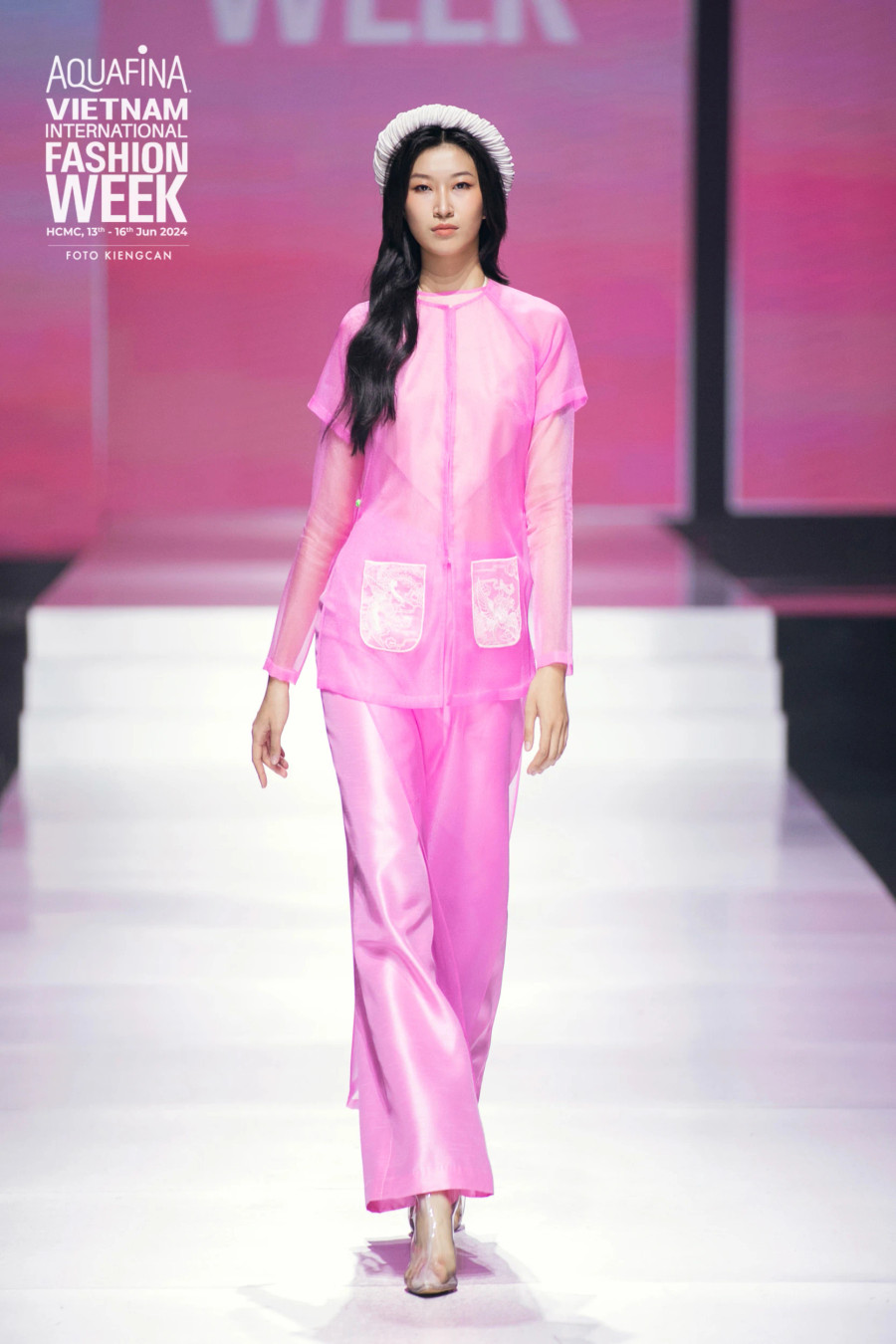 Thủy Nguyễn lần đầu đưa áo bà ba, một trong những biểu tượng thời trang của phụ nữ miền Tây Nam bộ vào bộ sưu tập của mình. Năm 2017, nhà thiết kế từng mang tà áo này lên màn ảnh rộng với tác phẩm Mẹ chồng, thế nhưng đây là lần đầu tiên tôn vinh trên sàn diễn thời trang