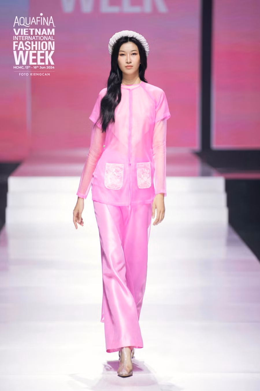 Thủy Nguyễn lần đầu đưa áo bà ba, một trong những biểu tượng thời trang của phụ nữ miền Tây Nam bộ vào bộ sưu tập của mình. Năm 2017, nhà thiết kế từng mang tà áo này lên màn ảnh rộng với tác phẩm Mẹ chồng, thế nhưng đây là lần đầu tiên tôn vinh trên sàn diễn thời trang Thủy Nguyễn lần đầu đưa áo bà ba, một trong những biểu tượng thời trang của phụ nữ miền Tây Nam bộ vào bộ sưu tập của mình. Năm 2017, nhà thiết kế từng mang tà áo này lên màn ảnh rộng với tác phẩm Mẹ chồng, thế nhưng đây là lần đầu tiên tôn vinh trên sàn diễn thời trang