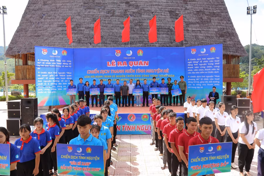 Ban Tổ chức trao tặng các phần quà cho các huyện