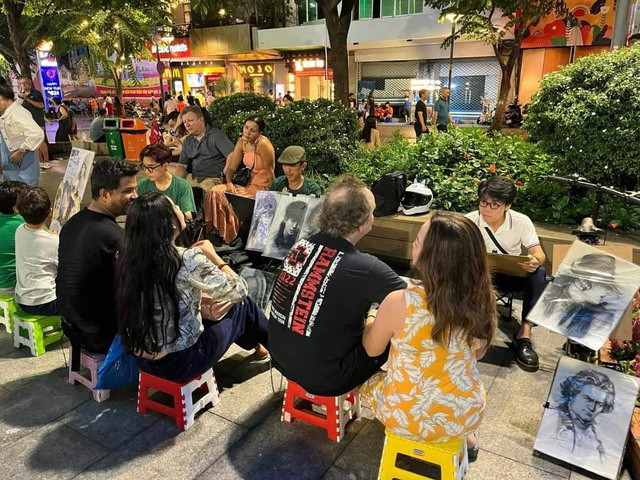 Một góc phố đi bộ Nguyễn Huệ nhộn nhịp người vẽ ký họa Một góc phố đi bộ Nguyễn Huệ nhộn nhịp người vẽ ký họa