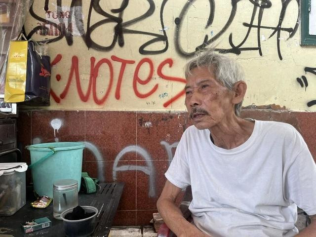 Ông Đức trầm ngâm, nhớ về một thời huy hoàng của báo giấy