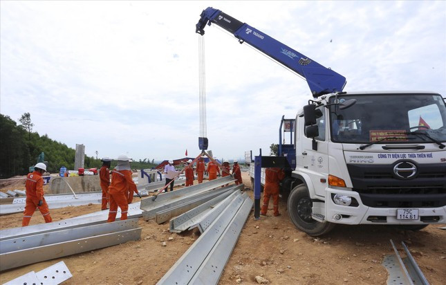 Đội xung kích Điện lực Thừa Thiên - Huế hỗ trợ dựng cột 174 ở Hà Tĩnh. Đội xung kích Điện lực Thừa Thiên - Huế hỗ trợ dựng cột 174 ở Hà Tĩnh.