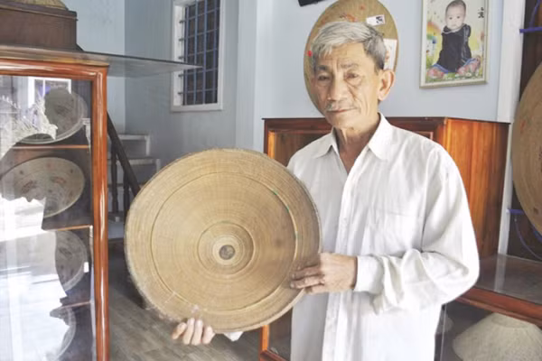 Gắn bó với nghề khi mới 12 tuổi, nghệ nhân Đỗ Văn Lan được xem là “cao thủ” làm nón ngựa.