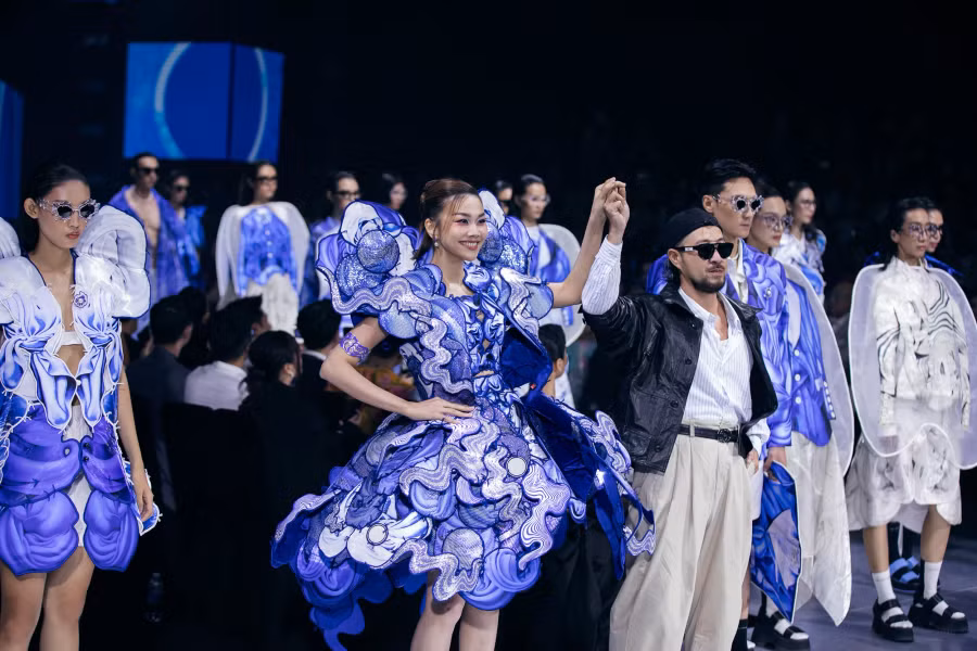 Sau khi diễn xong, Thanh Hằng vào hậu trường nghỉ ngơi thì nhà thiết kế Võ Công Khanh hào hứng thông báo đã có người mua ngay bộ váy mà cô vừa trình diễn. Thanh Hằng vỡ òa niềm vui, chúc mừng nhà thiết kế