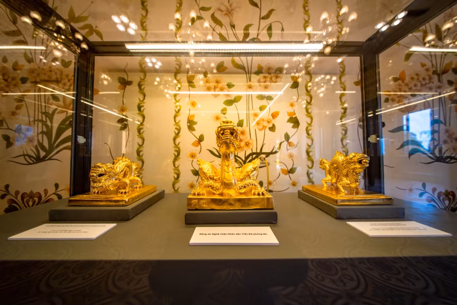 Để cho ra đời tác phẩm rồng này, nghệ nhân Trần Độ đã tham khảo nhiều tư liệu ở các bảo tàng lịch sử Để cho ra đời tác phẩm rồng này, nghệ nhân Trần Độ đã tham khảo nhiều tư liệu ở các bảo tàng lịch sử