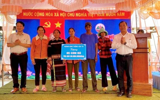 Giám đốc Sở Giao thông-Vận tải Đoàn Hữu Dũng (bìa phải) trao bò giống hỗ trợ hộ nghèo ở làng kết nghĩa Plei Hlốp, xã Chư Don, huyện Chư Pưh. Ảnh: SƠN CA Giám đốc Sở Giao thông-Vận tải Đoàn Hữu Dũng (bìa phải) trao bò giống hỗ trợ hộ nghèo ở làng kết nghĩa Plei Hlốp, xã Chư Don, huyện Chư Pưh. Ảnh: SƠN CA