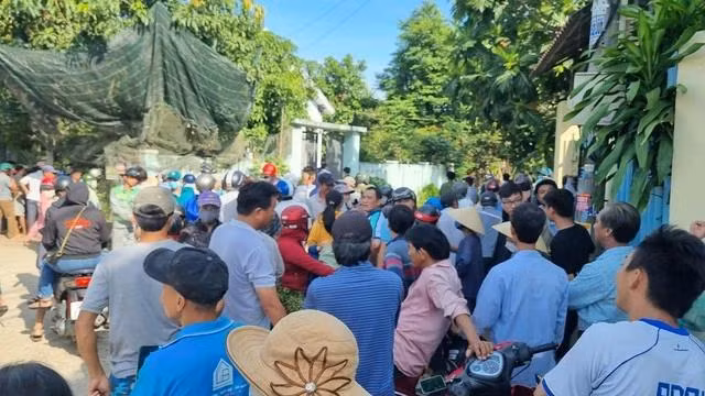 Rất nhiều người dân kéo đến nghe ngóng vụ việc