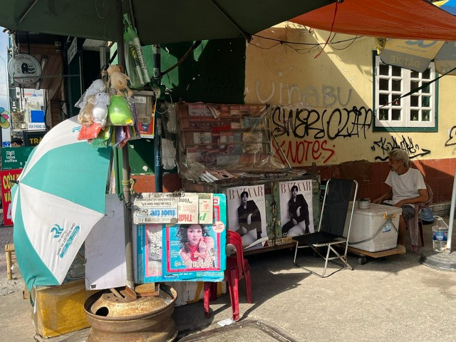 Sạp báo có tuổi đời gần 30 năm của vợ chồng ông Đức