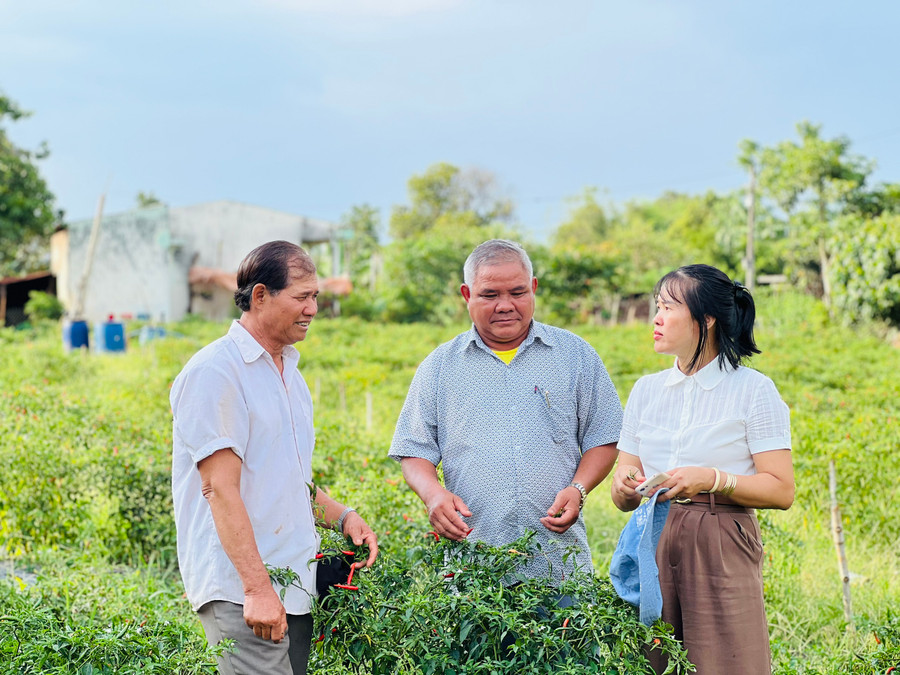 Bí thư Đảng uỷ xã A Dơk (huyện Đak Đoa) Y Mưn (đứng giữa) tuyên truyền người dân về giữ gìn an ninh trật tự, phát triển kinh tế. Ảnh: Phan Lài Bí thư Đảng uỷ xã A Dơk (huyện Đak Đoa) Y Mưn (đứng giữa) tuyên truyền người dân về giữ gìn an ninh trật tự, phát triển kinh tế. Ảnh: Phan Lài