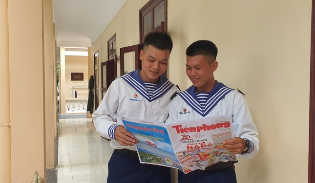 Chiến sỹ Phạm Quang Phú (bìa trái), Trần Sinh Sắc đọc báo Tiền Phong Chiến sỹ Phạm Quang Phú (bìa trái), Trần Sinh Sắc đọc báo Tiền Phong
