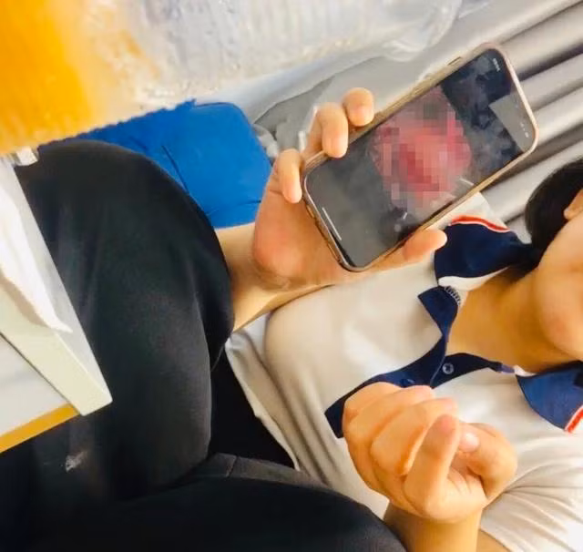 Ảnh u nang sinh dục giả mạo do Tiểu Vy chuẩn bị để dọa khách hàng trên bàn mổ (đã được Thanh Niên làm mờ vì quá ghê rợn) Ảnh u nang sinh dục giả mạo do Tiểu Vy chuẩn bị để dọa khách hàng trên bàn mổ (đã được Thanh Niên làm mờ vì quá ghê rợn)