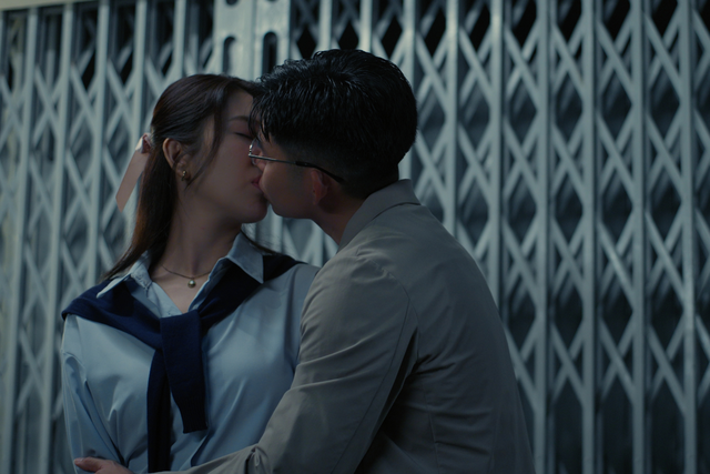 Cảnh hôn của cả hai Cảnh hôn của cả hai