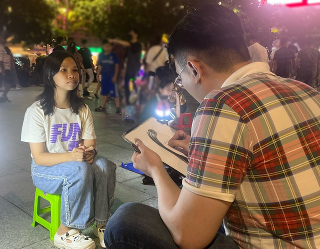 Con trai chị Bích Ngọc cùng mẹ ra phố đi bộ Nguyễn Huệ vẽ ký họa để rèn luyện tay nghề Con trai chị Bích Ngọc cùng mẹ ra phố đi bộ Nguyễn Huệ vẽ ký họa để rèn luyện tay nghề