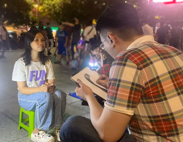 Con trai chị Bích Ngọc cùng mẹ ra phố đi bộ Nguyễn Huệ vẽ ký họa để rèn luyện tay nghề