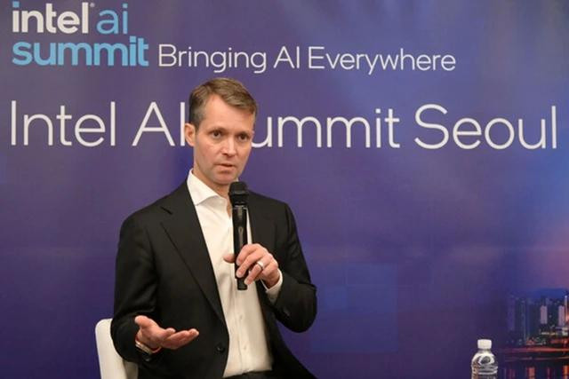 Ông Justin Hotard phát biểu tại Hội nghị thượng đỉnh Intel AI Seoul 2024 Ông Justin Hotard phát biểu tại Hội nghị thượng đỉnh Intel AI Seoul 2024