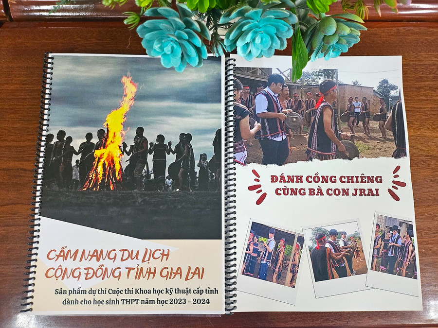 Cẩm nang du lịch cộng đồng tỉnh Gia Lai do Huy và Khôi thực hiện sau nghiên cứu. Ảnh: Mộc Trà Cẩm nang du lịch cộng đồng tỉnh Gia Lai do Huy và Khôi thực hiện sau nghiên cứu. Ảnh: Mộc Trà