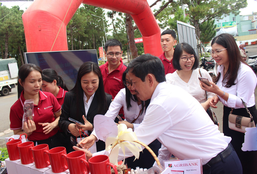 Đoàn Thanh niên Agribank Chi nhánh Đông Gia Lai tham gia các chương trình quảng bá sản phẩm dịch vụ , thúc đẩy chuyển đổi số hoạt động ngân hàng. Ảnh: S.C