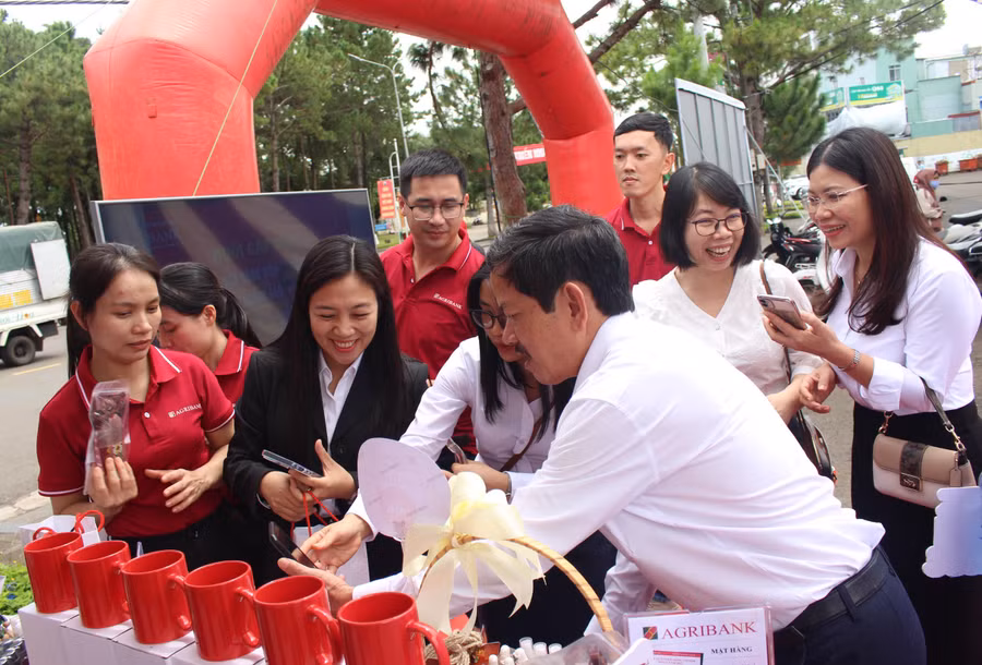 Đoàn Thanh niên Agribank Chi nhánh Đông Gia Lai tham gia các chương trình quảng bá sản phẩm dịch vụ , thúc đẩy chuyển đổi số hoạt động ngân hàng. Ảnh: S.C