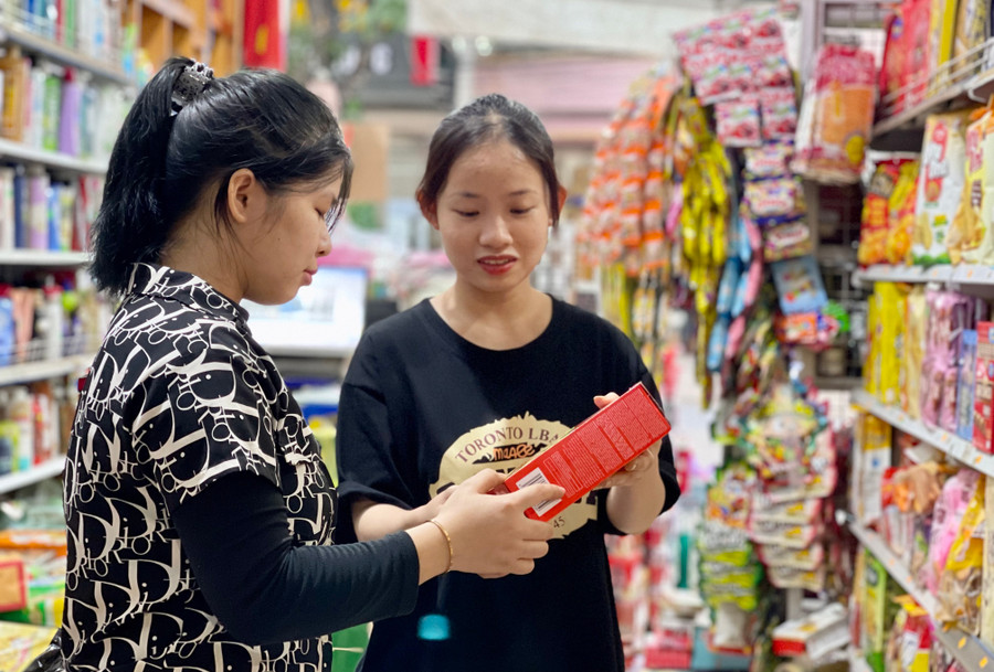 Kiểm soát chặt việc dán nhãn phụ trên hàng nhập khẩu sẽ giúp người tiêu dùng nắm bắt thông tin rõ hơn về sản phẩm. Ảnh: V.T Kiểm soát chặt việc dán nhãn phụ trên hàng nhập khẩu sẽ giúp người tiêu dùng nắm bắt thông tin rõ hơn về sản phẩm. Ảnh: V.T