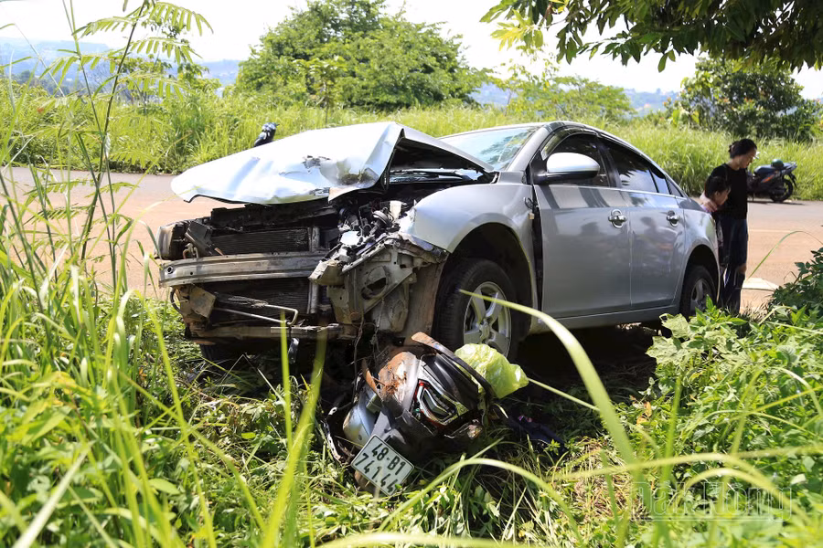 Chiếc xe máy bị ô tô kéo lên khoảng 200m trên đường