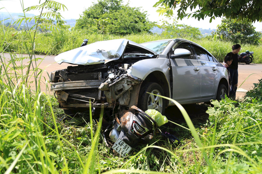 Chiếc xe máy bị ô tô kéo lên khoảng 200m trên đường