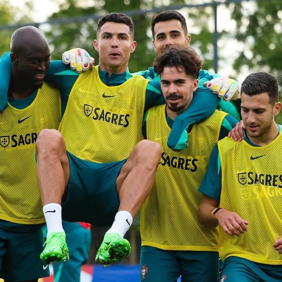 Ronaldo và đồng đội